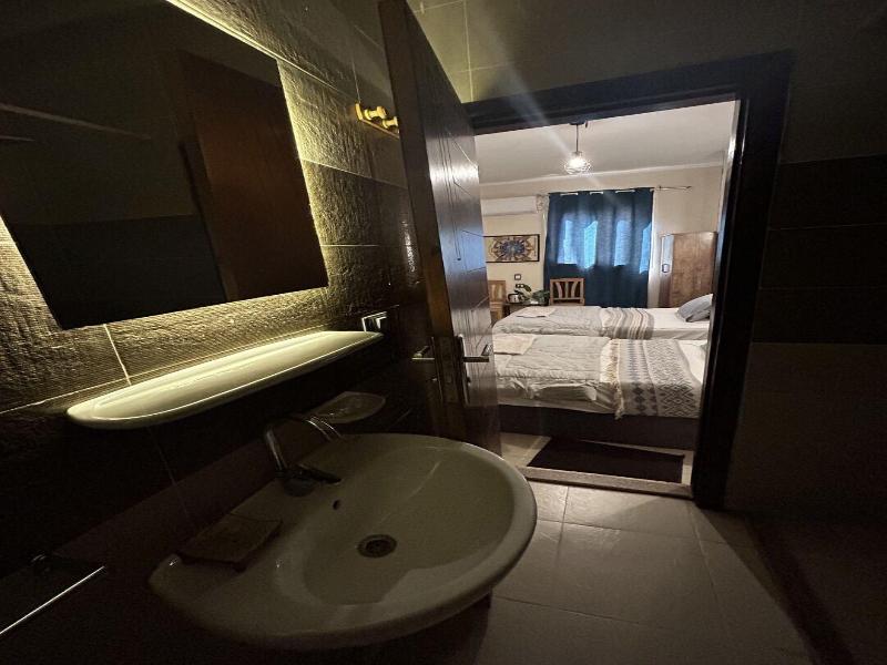 Pyramids Road Guest House image