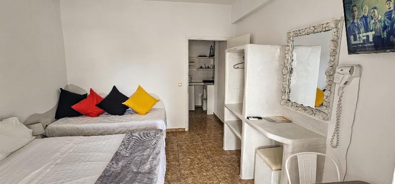 Cycladic Pleasure Houses By The Sea — photo 22
