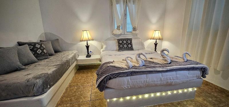 Cycladic Pleasure Houses By The Sea — photo 19