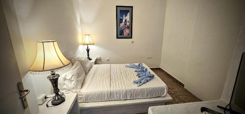 STUDIO QUEEN SIZE BED