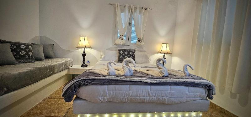 Cycladic Pleasure Houses By The Sea — photo 44