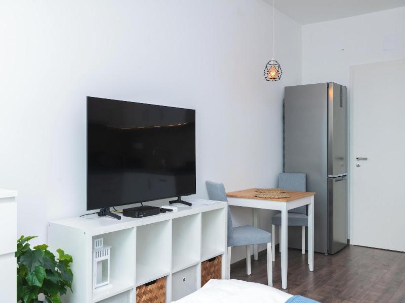 Waterfront City Apartments By Urbanrent image