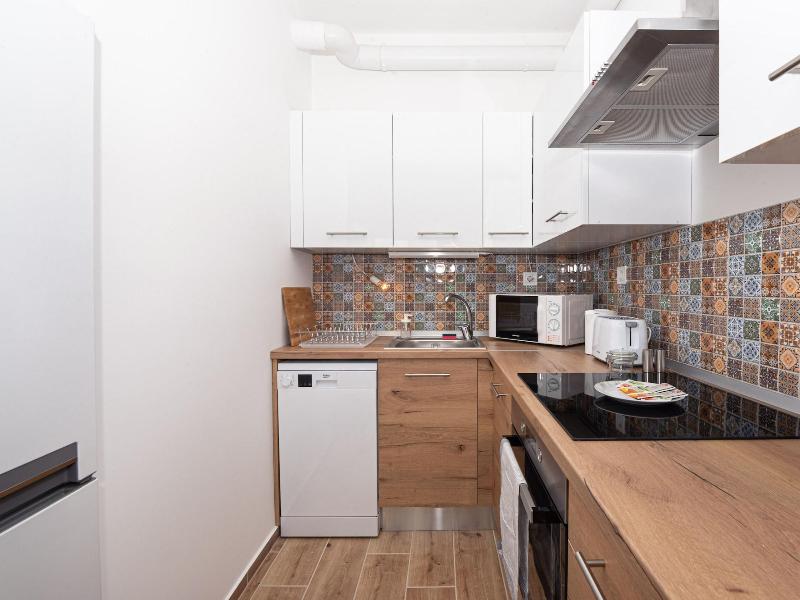 Waterfront City Apartments By Urbanrent image