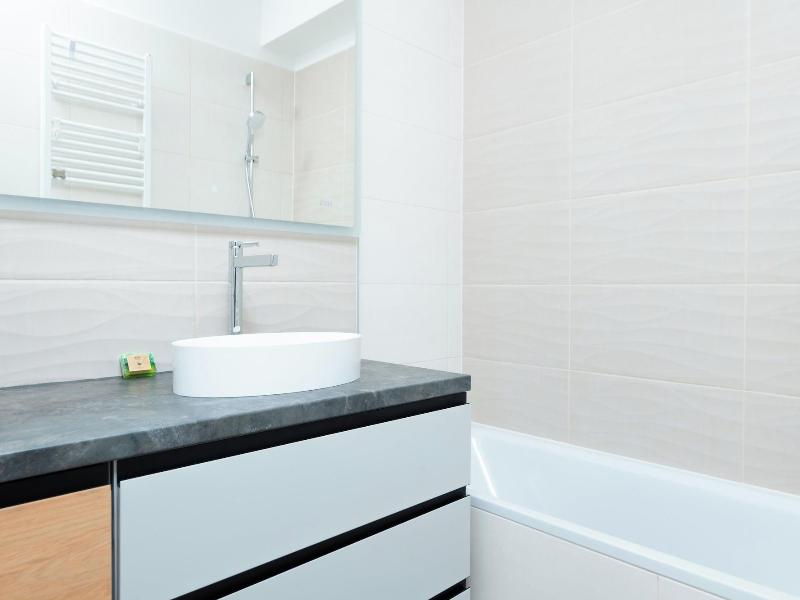 Waterfront City Apartments By Urbanrent image
