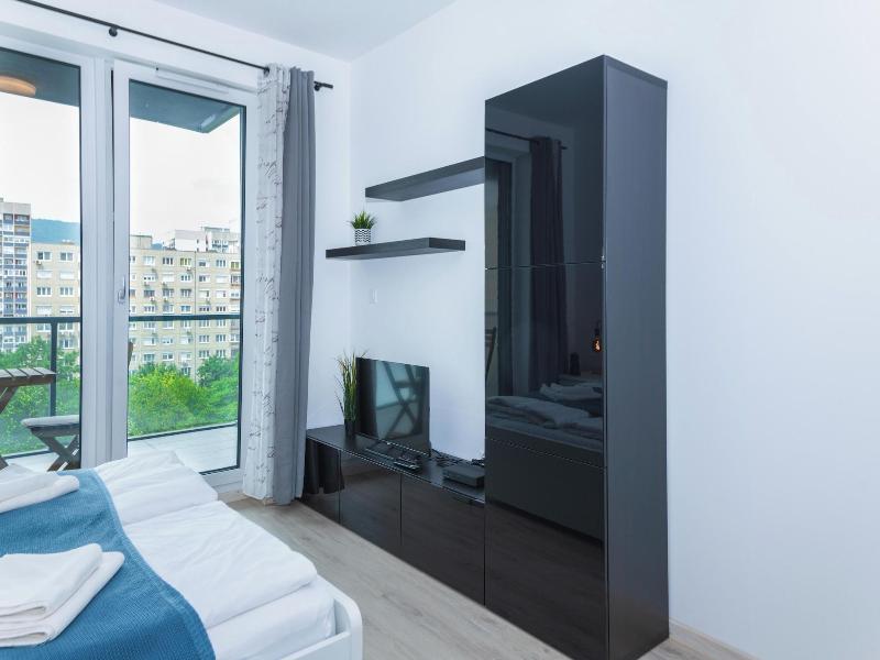 Waterfront City Apartments By Urbanrent image