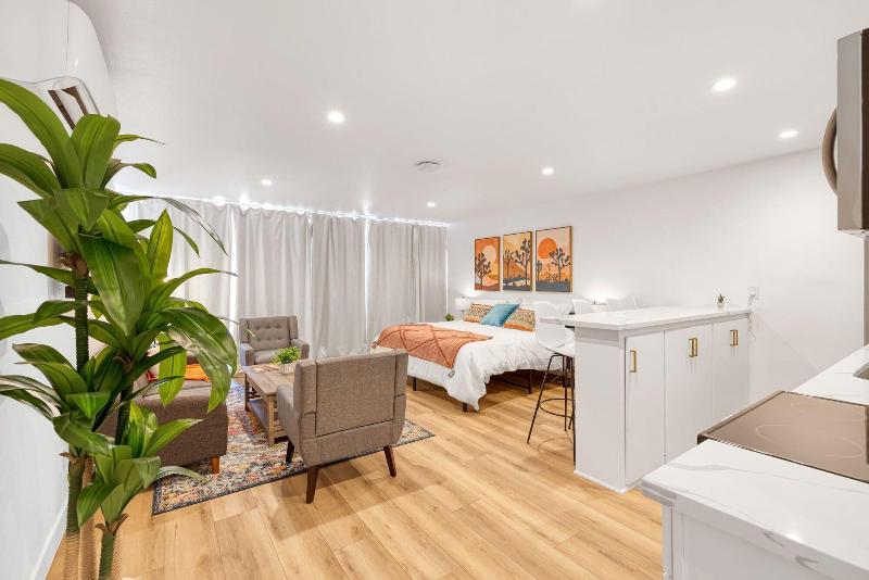 Palm Desert Suites image