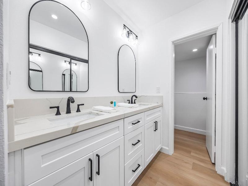 Palm Desert Suites image
