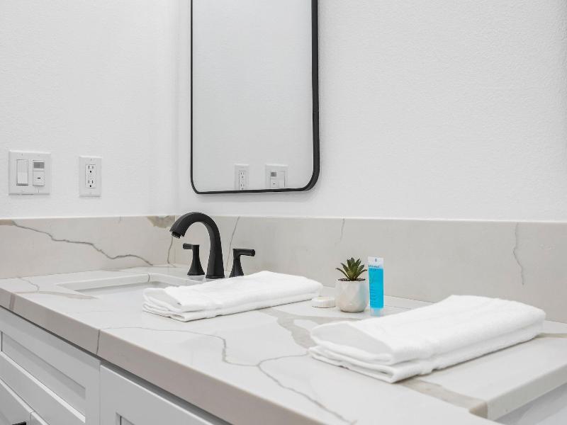Palm Desert Suites image