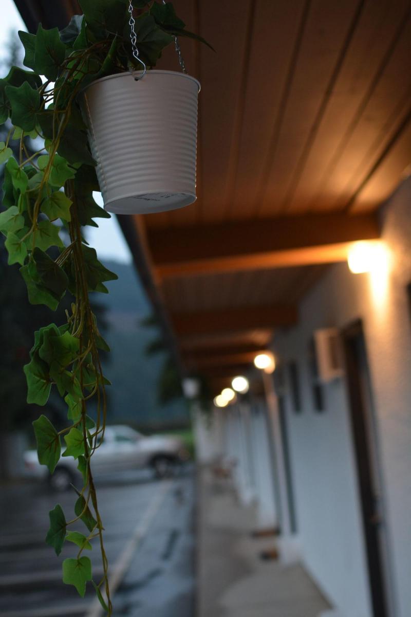 Monashee Motel image