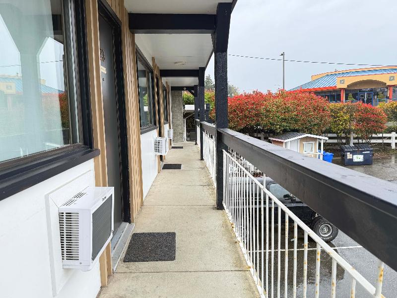 Departure Bay Motel — general view