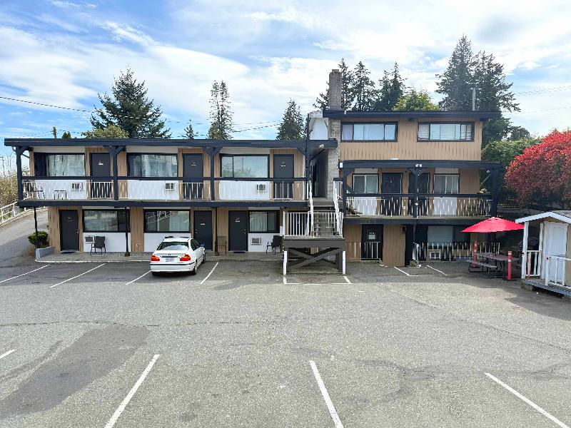 Departure Bay Motel — exterior view