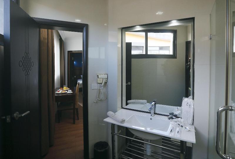 Central Hotel Tana image