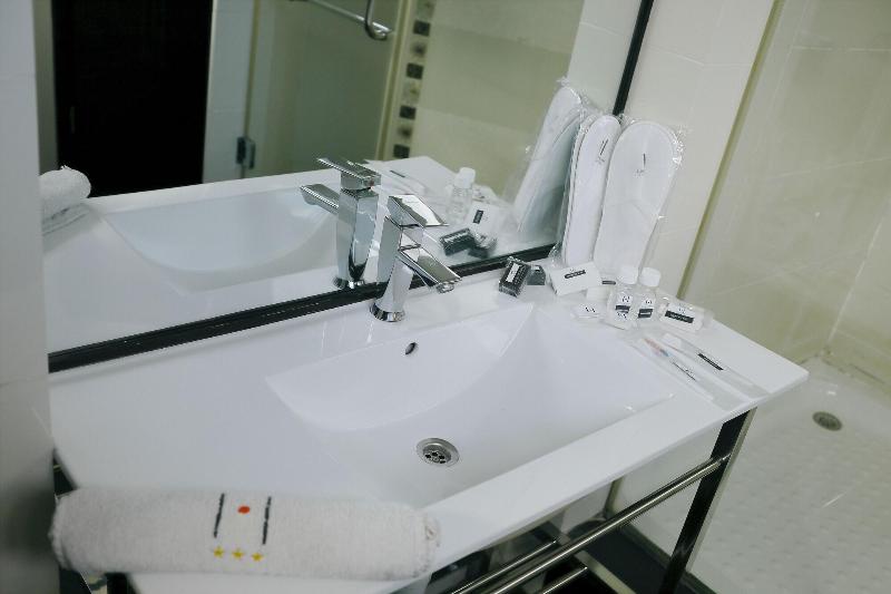 Central Hotel Tana image