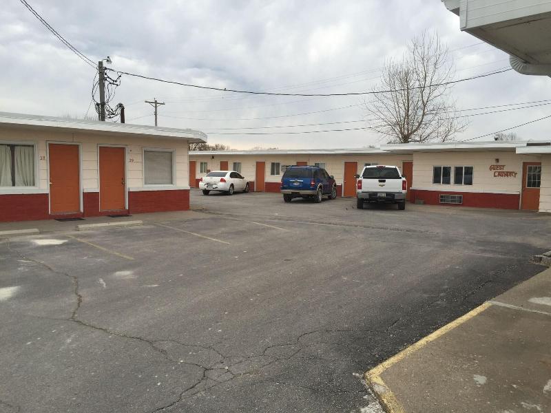 Rivers Inn Fort Madison — exterior view