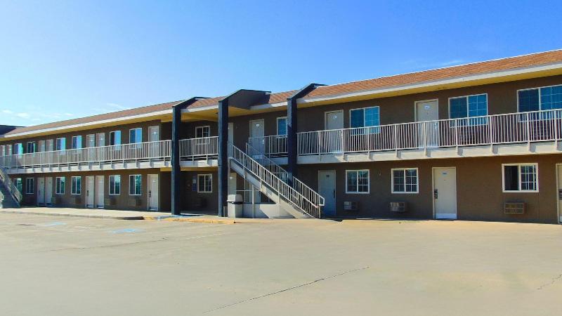 Corcoran Country Inn — general view