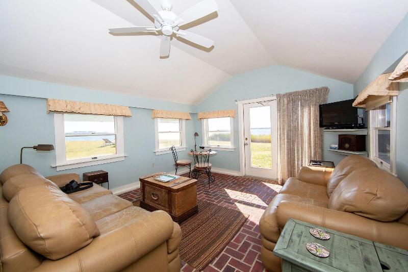 Sandaway Suites Beach image