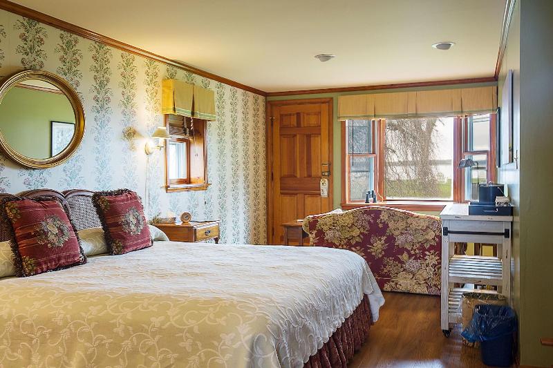 Sandaway Suites Beach image