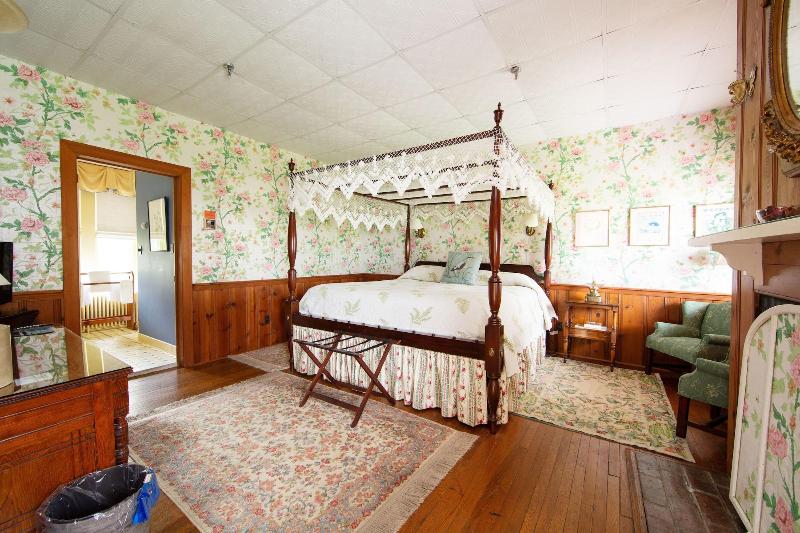 Sandaway Suites Beach image