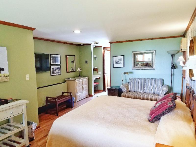 Sandaway Suites Beach image