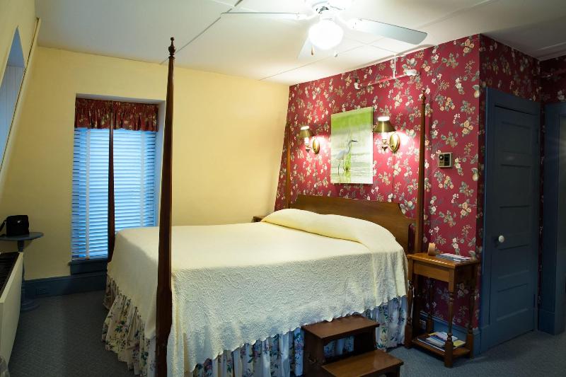Sandaway Suites Beach image