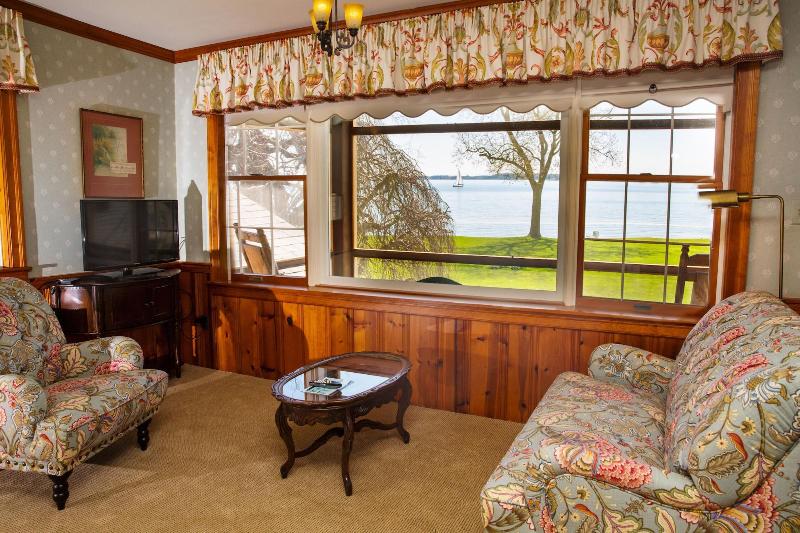 Sandaway Suites Beach image