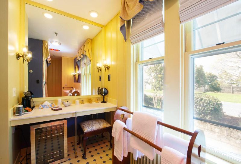 Sandaway Suites Beach image