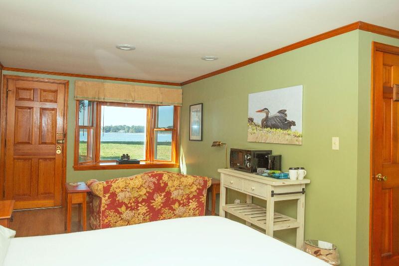 Sandaway Suites Beach image