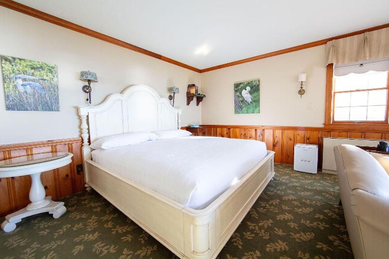 Sandaway Suites Beach image