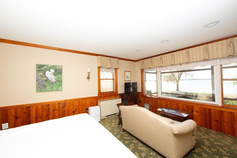 Sandaway Suites Beach image