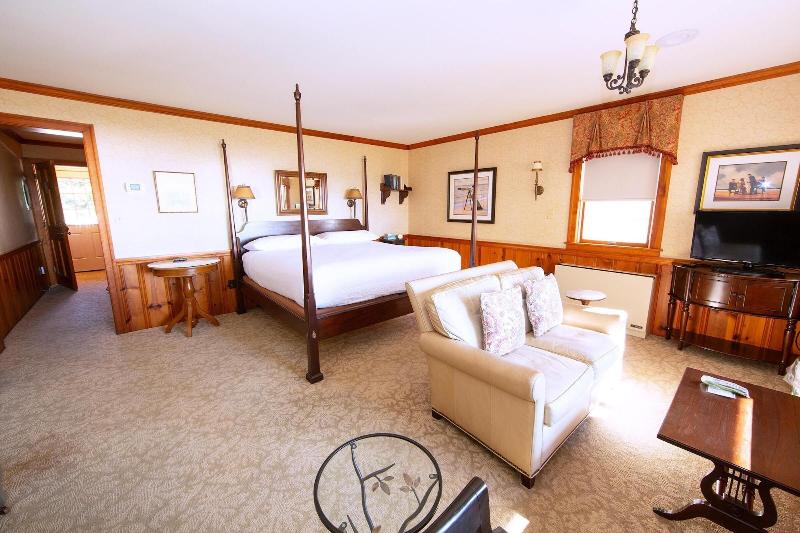 Sandaway Suites Beach image