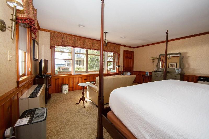 Sandaway Suites Beach image