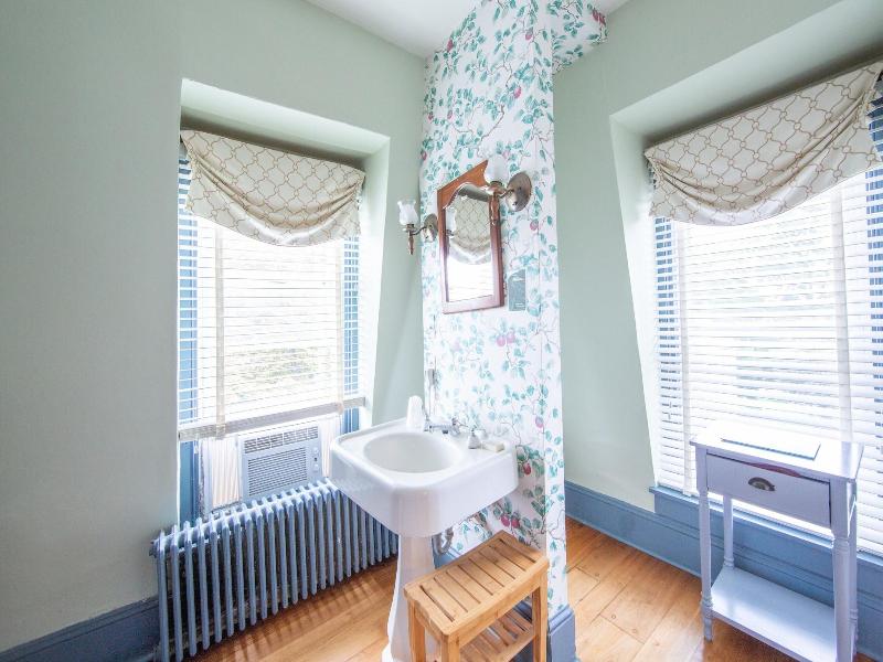 Sandaway Suites Beach image