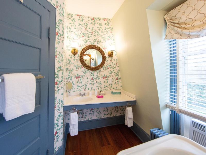 Sandaway Suites Beach image