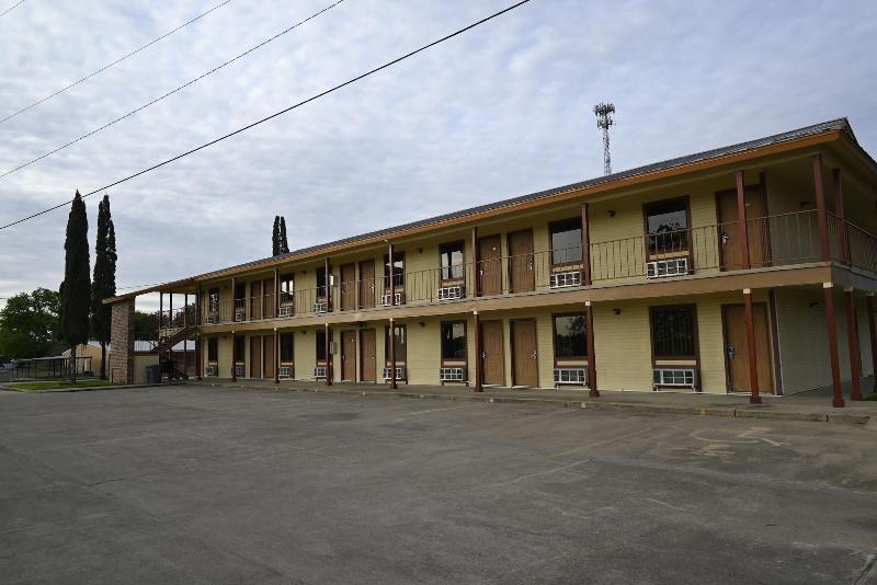 Coachway Inn — general view