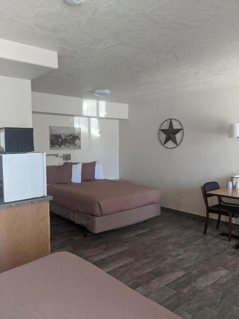 Little Daisy Motel image 1