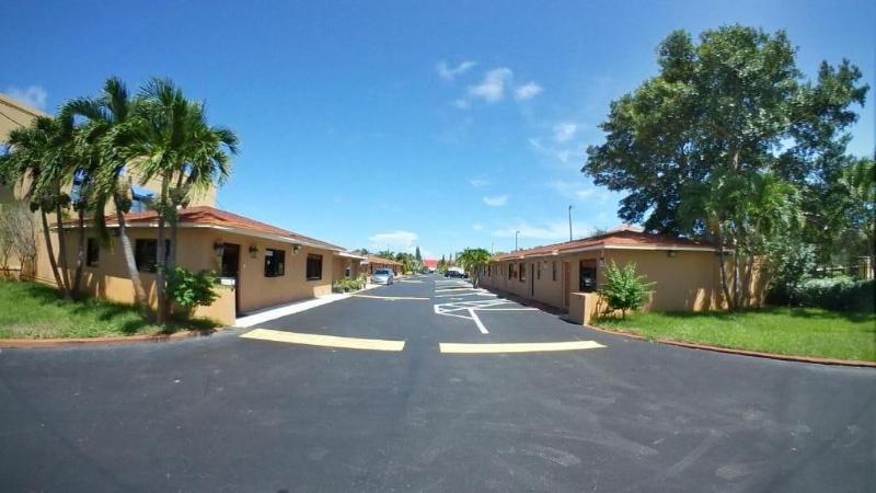 Travel Inn Of Riviera Beach image