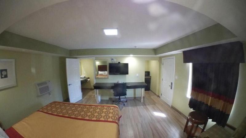 Travel Inn Of Riviera Beach image