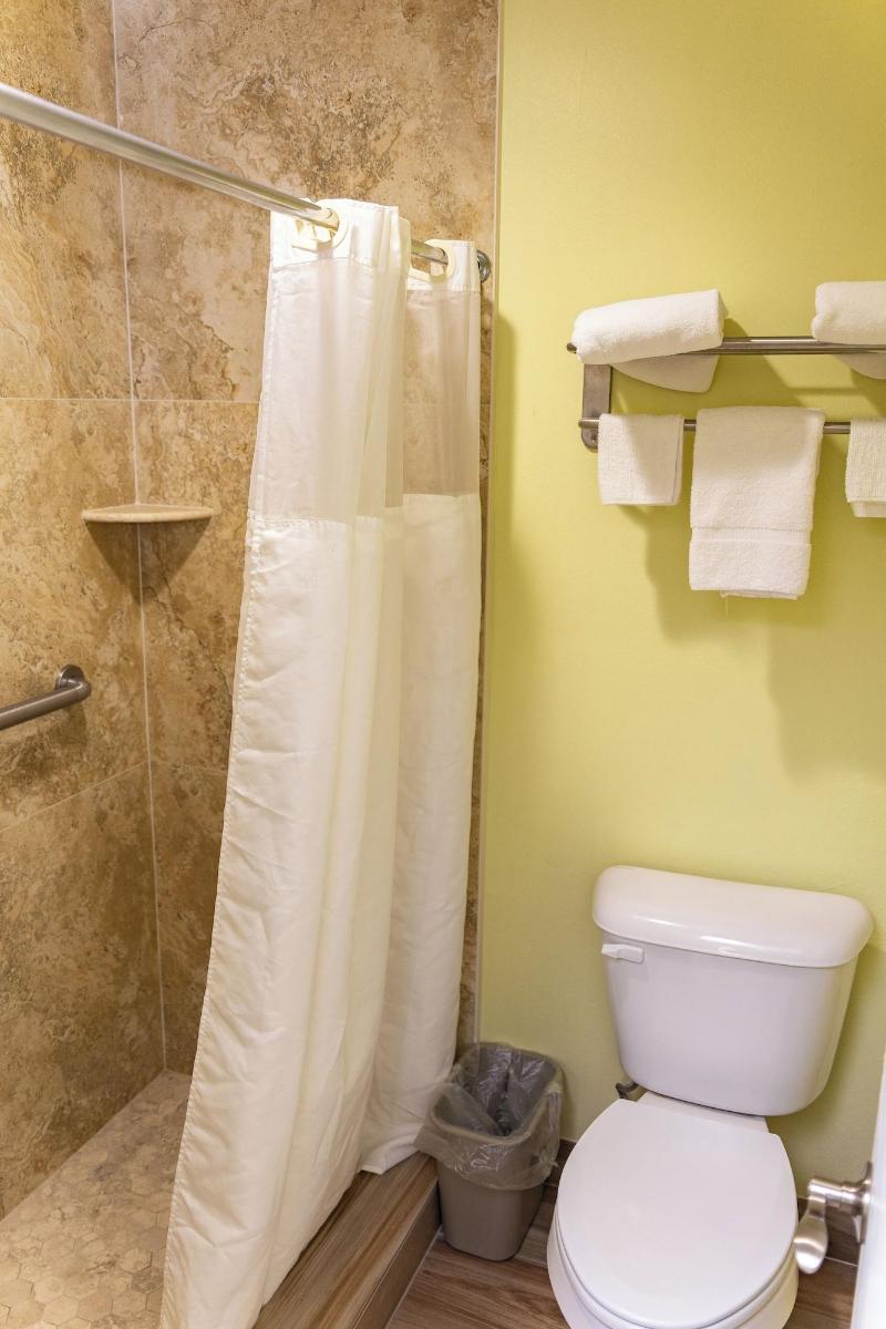 Travel Inn Of Riviera Beach image