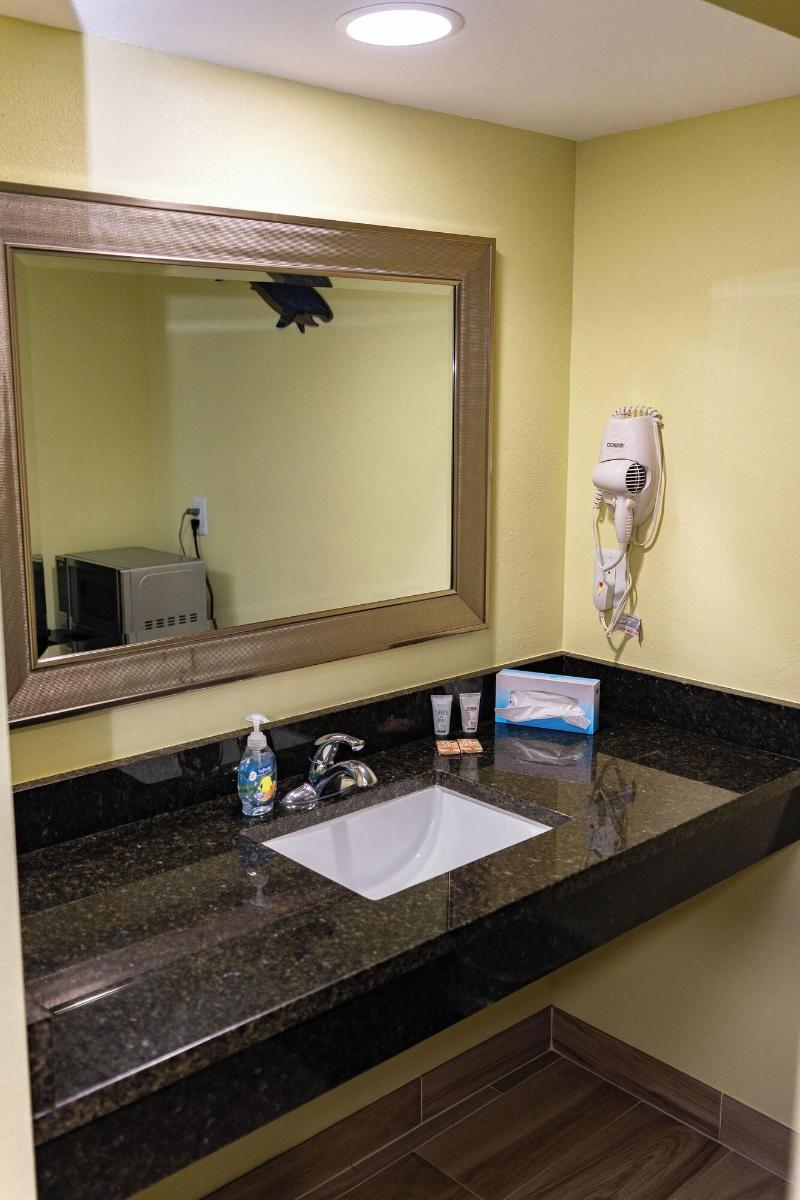 Travel Inn Of Riviera Beach image
