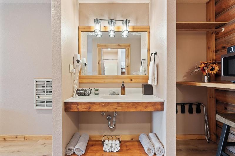 Duck Creek Village Inn image