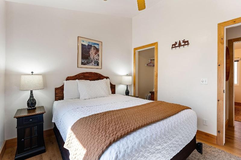 Duck Creek Village Inn image
