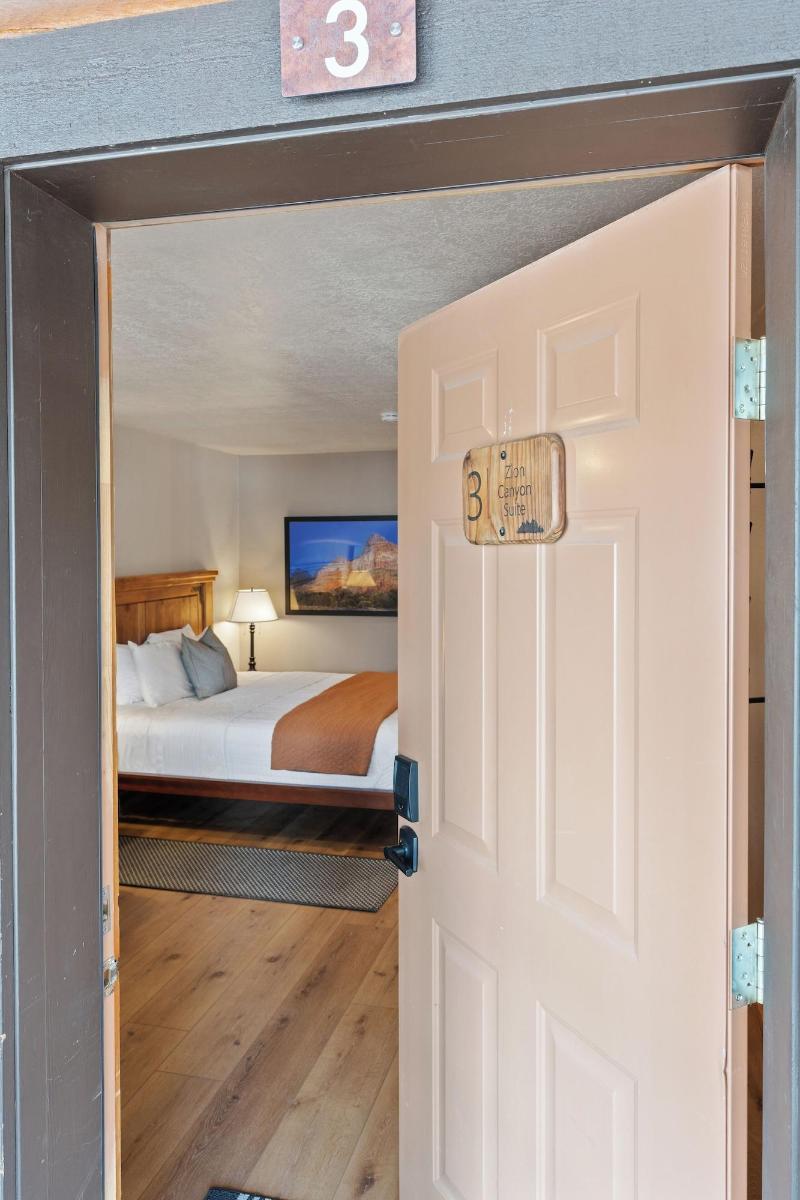 Duck Creek Village Inn image