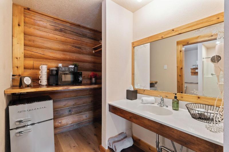 Duck Creek Village Inn image