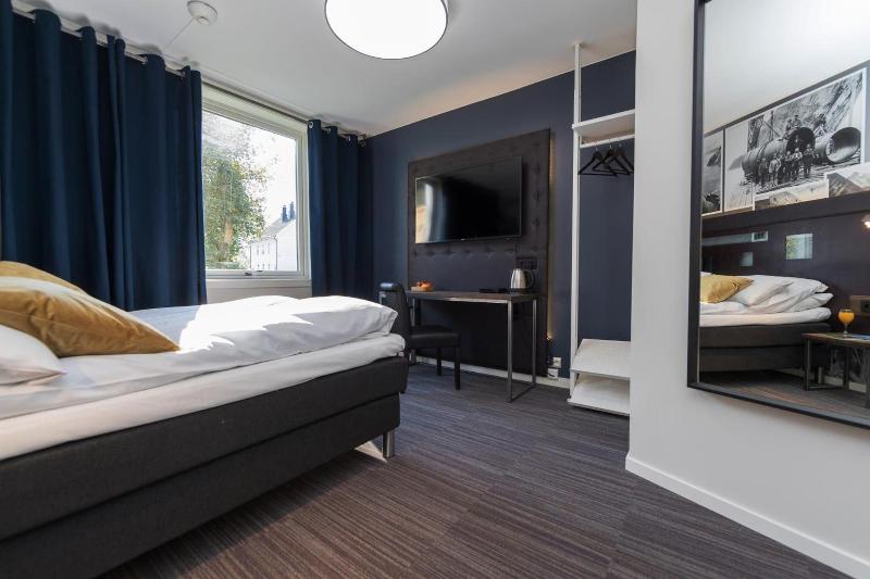 STUDIO BUSINESS QUEEN BED