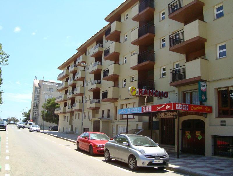 Payet Apartments 2 4 Personas image