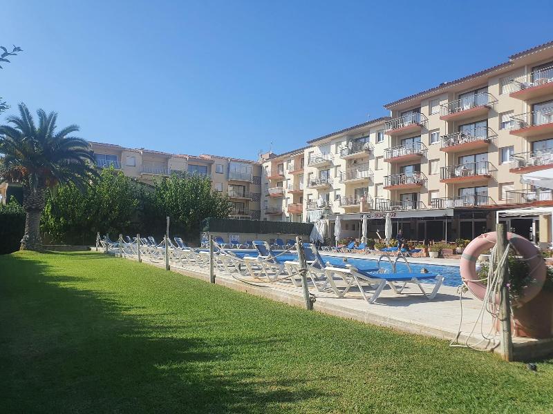 Payet Apartments 2 4 Personas image