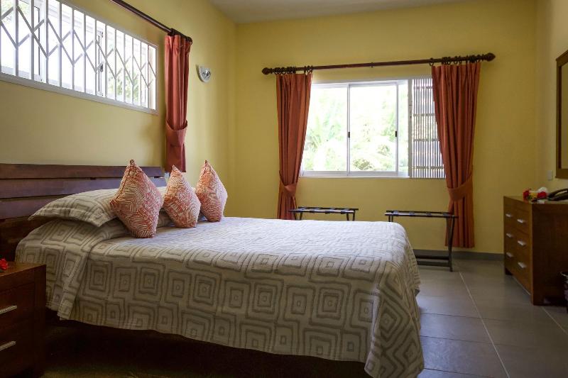 Surfers Self Catering Chalets image