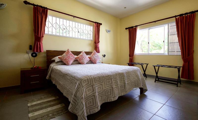 Surfers Self Catering Chalets image