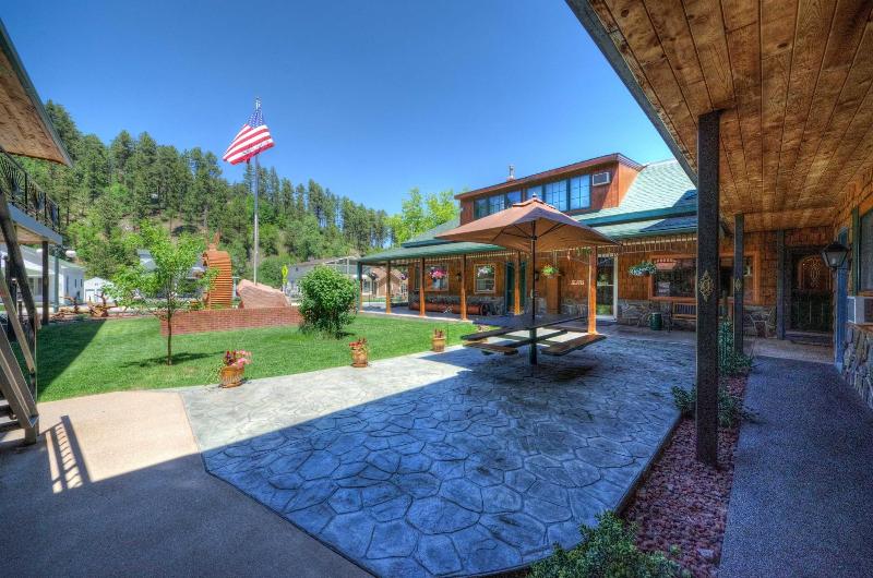 Cedar Wood Inn