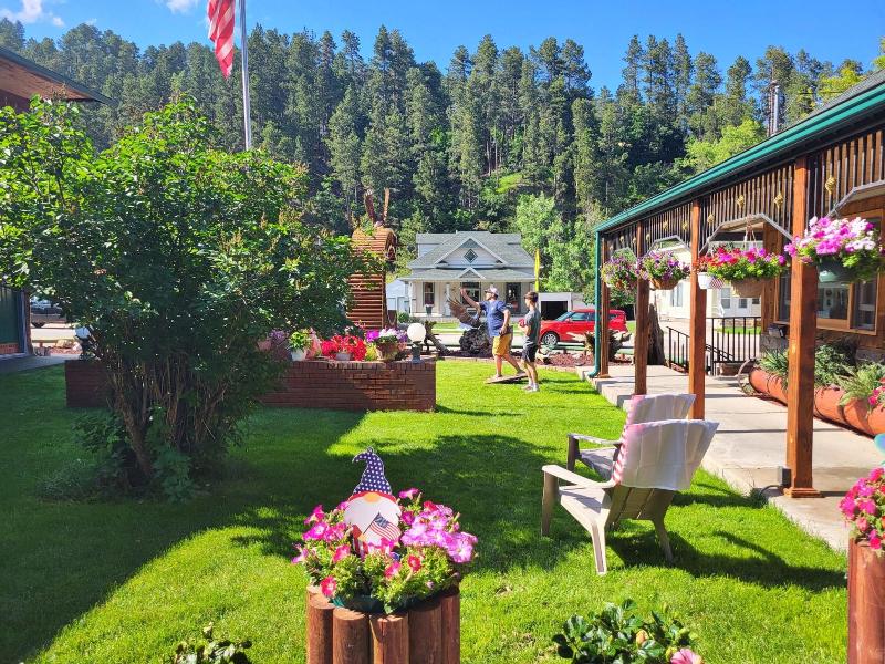 Cedar Wood Inn
